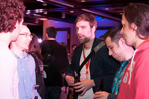 Groupe de personnes qui discutent au cocktail.